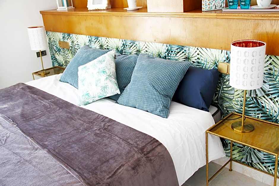 Hugo Beach Hotel & Apartments