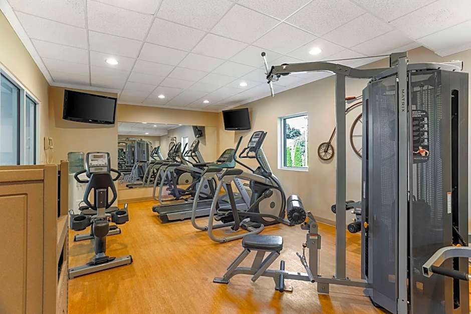 Best Western Plus Revere Inn And Suites