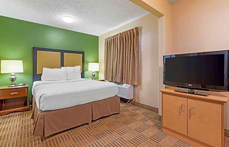 Deluxe Studio with 1 Queen Bed - Non-Smoking