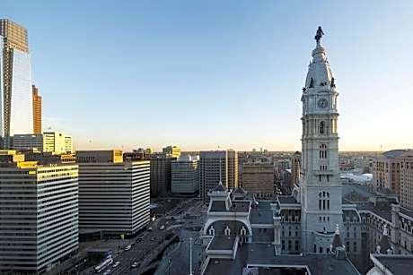 Suite, Club Lounge access, 1 Bedroom Suite, 1 King, Sofa Bed, City Hall view