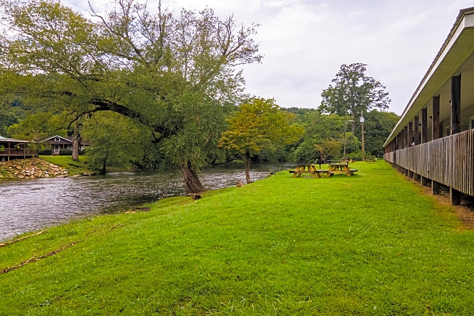 Lloyd's On The River Country Inn By OYO