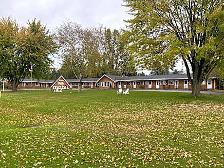 The River Hills Motel - Algoma, WI - Near Door County