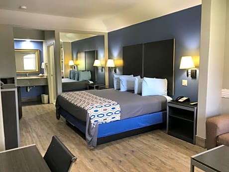 Deluxe King Room - Non-Smoking