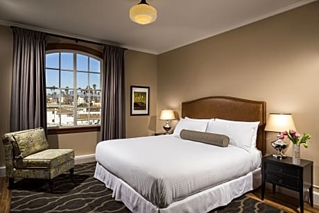 King Bed Full Suite with Couch Pullout (1 King Bed and 1 Double Sofa Bed)