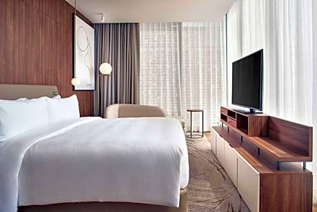 Executive level Deluxe Guest room with 1 King, City view