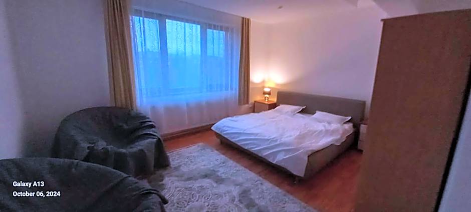 VillaWeb 9rooms - Long term business aparthotel 29 Euro per night per room, min 3months