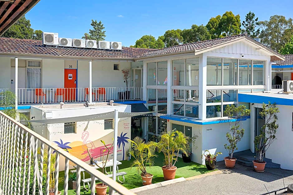 Baileys Parkside Motel by VetroBlu