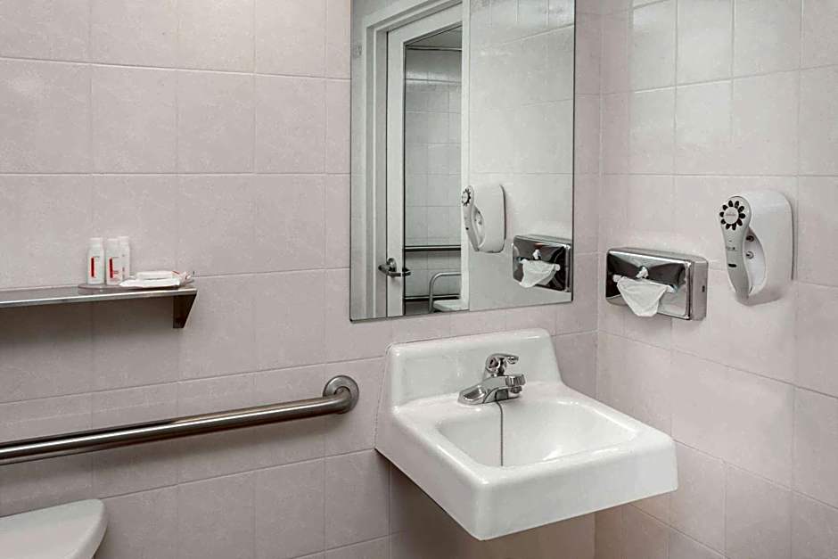 Ramada Hotel & Conference Center by Wyndham Hammond