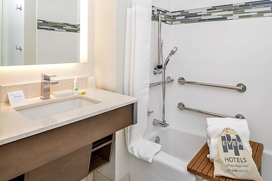 Photo 1 of 2 of Standard 1 King Bed, Hearing Accessible, Bathtub