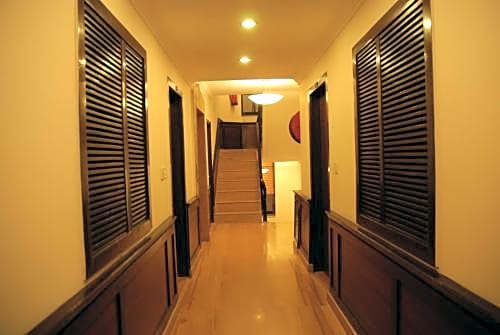 Capital O 2382 Hotel White House Continental