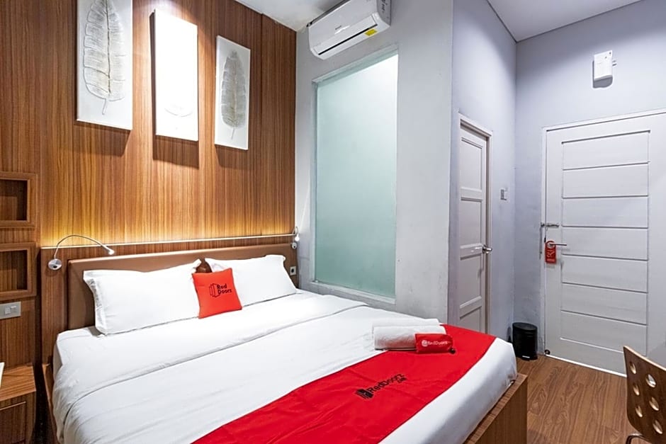 RedDoorz Premium near Centre Point Mall Medan