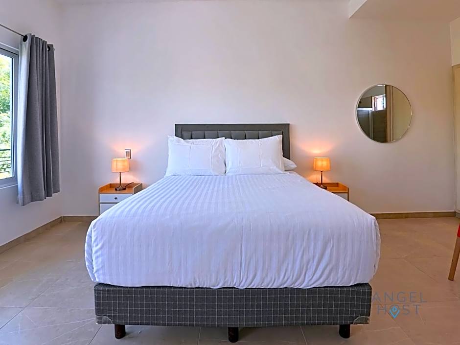 Commercial Zone Studios, Pool, BBQ and Beach 7 Blocks