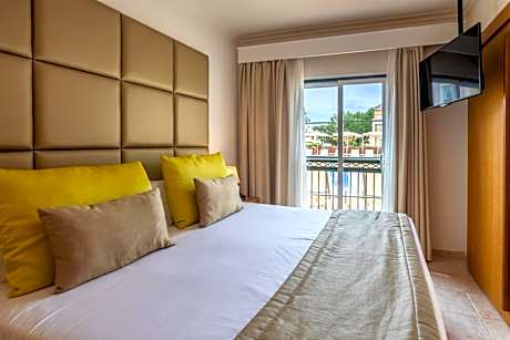 One Bedroom Swim Up Suite