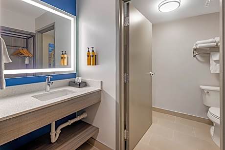 Suite-1 King Bed NSMK Sep Bedroom Sofabed For One Pax Bridal Room Microwave Fridge Full Breakfast