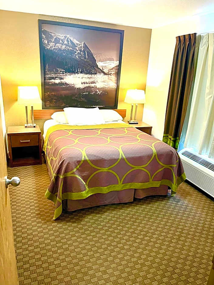 Super 8 by Wyndham Hinton