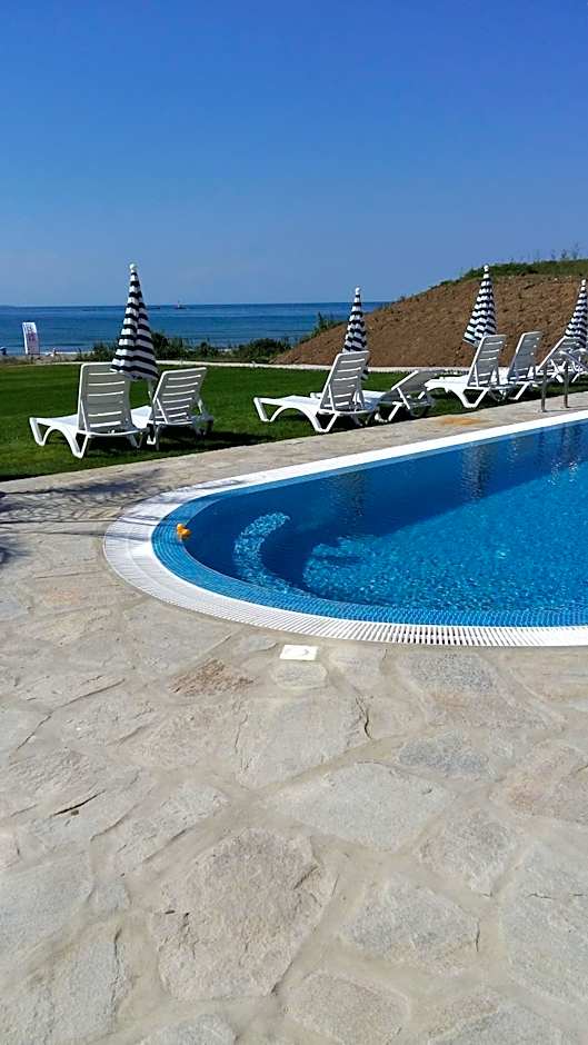 Toma's Residence - Front Beach