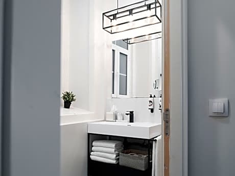 Family Room, Private Bathroom (1 King Bed and 2 Twin Beds)