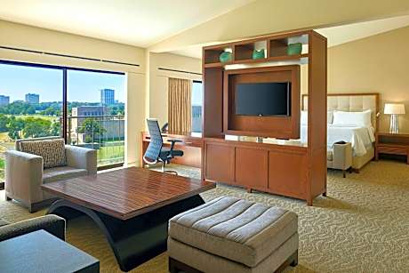 Royal Suite, Club Lounge Access, 1 Bedroom Larger Suite, 1 King, Liberty Memorial View