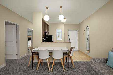 Two-Bedroom Suite with Adapted Tub - Mobility and Hearing Accessible