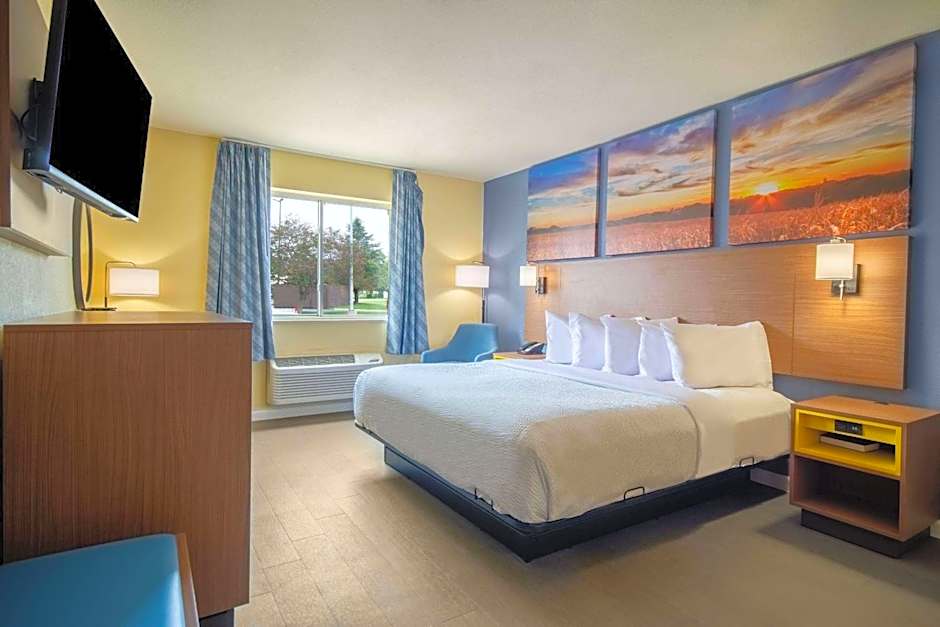 Days Inn by Wyndham Evansdale Waterloo