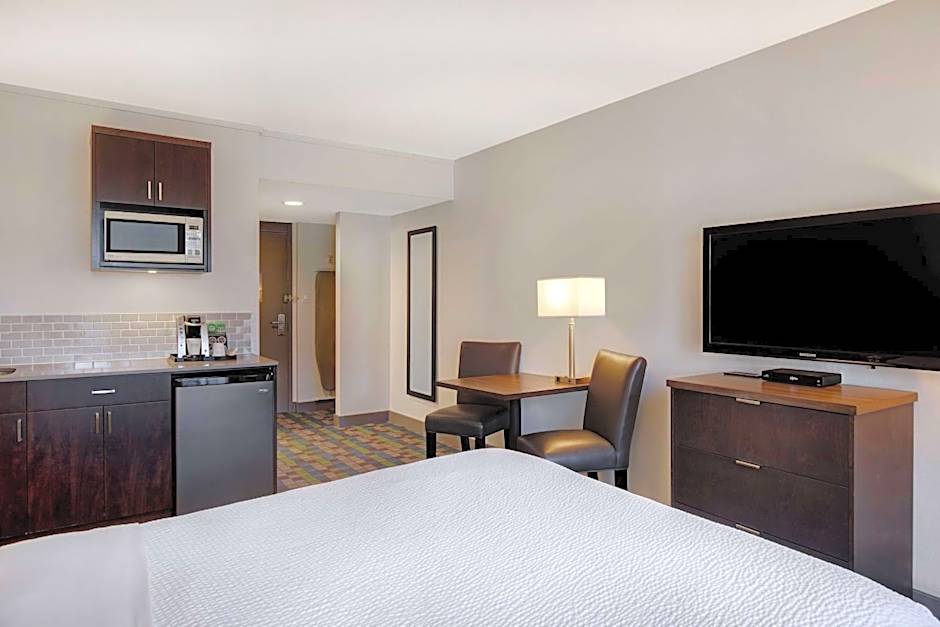 Days Inn by Wyndham Victoria Airport Sidney