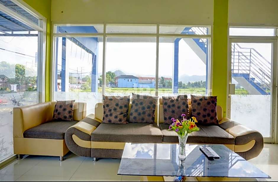 Hotel Miranda Bawean Mitra RedDoorz