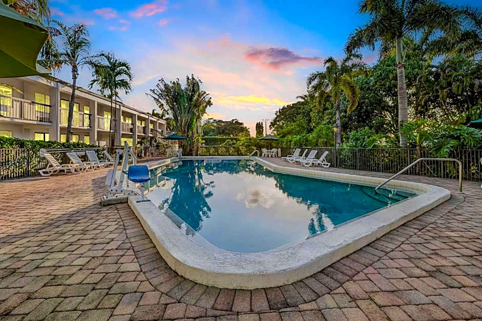 Super 8 by Wyndham Riviera Beach West Palm Beach