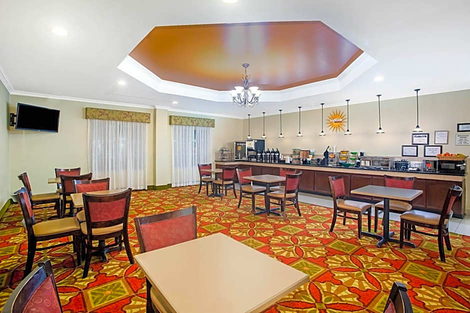 La Quinta Inn & Suites by Wyndham Columbus TX