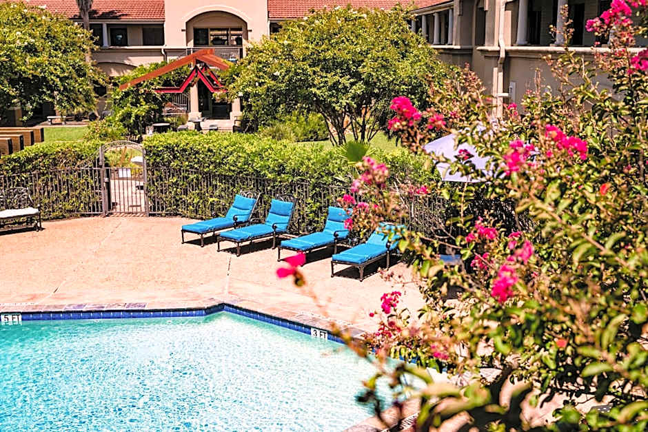 Vineyard Court Designer Suites Hotel