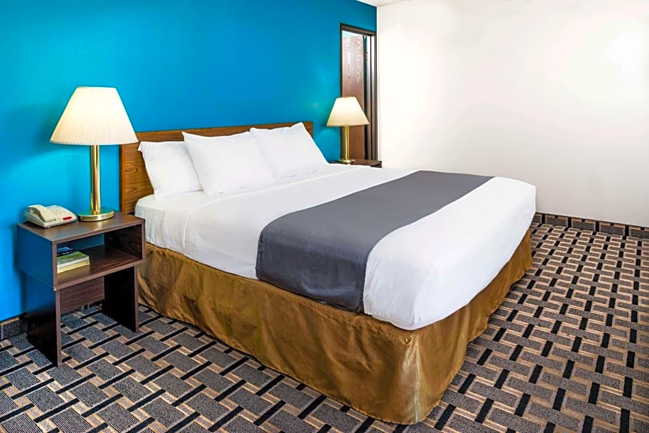 Super 8 by Wyndham Lincoln West