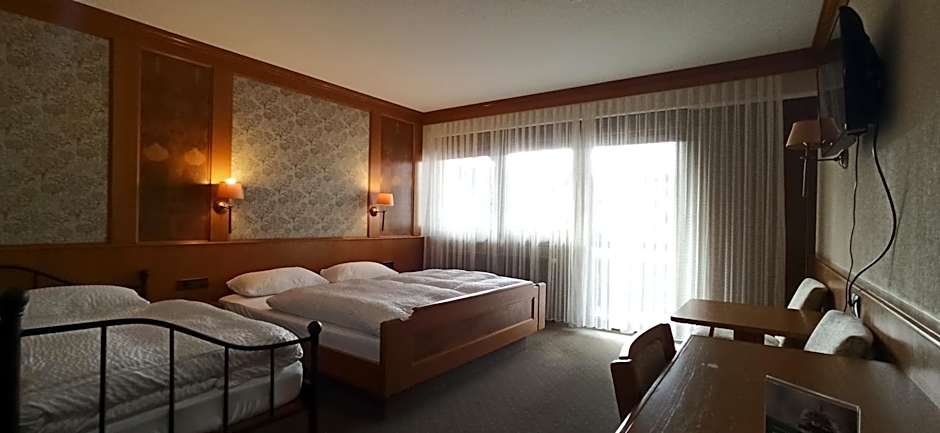 Hotel Waldblick BSR Garten mit Pavillons im Schwarzwald, ideal für Paare, Familien, Hunde