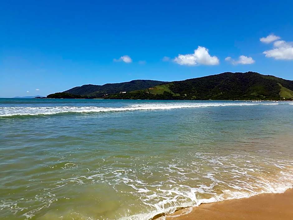 Casas em Condomínio próximo da praia com 2 dormitórios, churrasqueira e 3 vagas de garagem