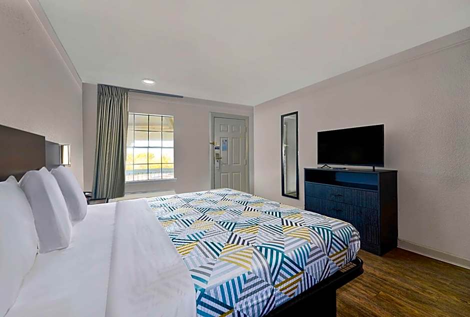 Photo 1 of 5 of 1 King Bed, Nonsmoking