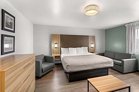 King Suite - Non-Smoking