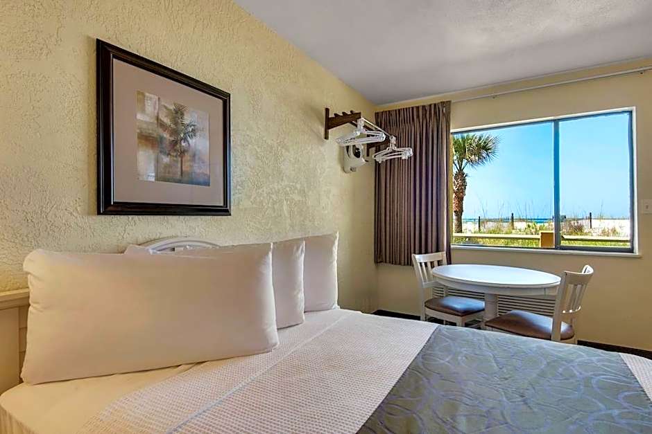 Ramada by Wyndham Panama City Beach / Beachfront