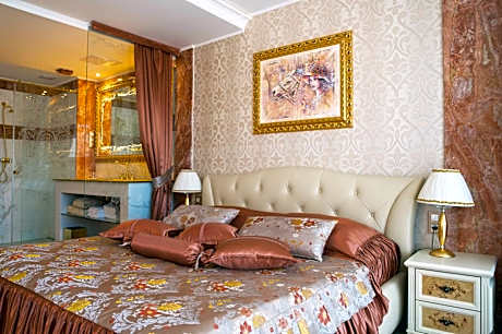 Queen Suite with Hot Tub