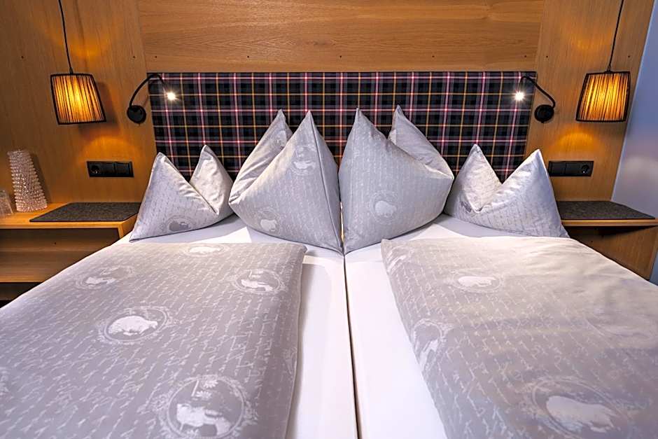 Wohlfühlhotel Hubertushof am Arlberg - Ski-In & Ski-Out - Sky Pool