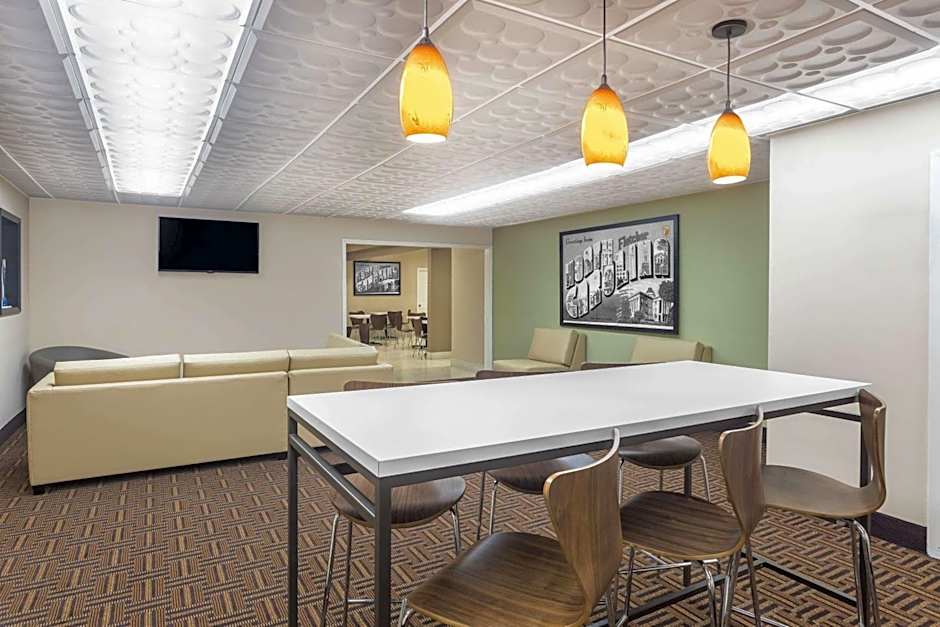 Super 8 by Wyndham Asheville Airport