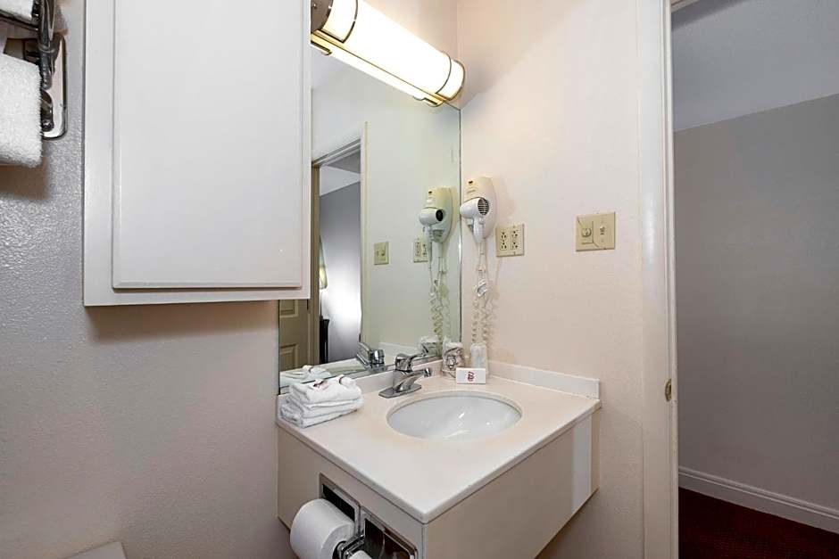 Red Roof Inn & Suites Hazleton