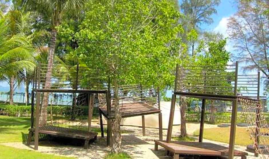 By The Sea Cozy Beachfront Home Side Seaview333A