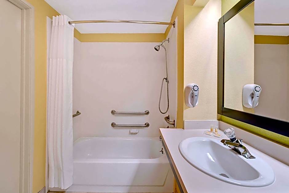 Days Inn & Suites by Wyndham DeSoto