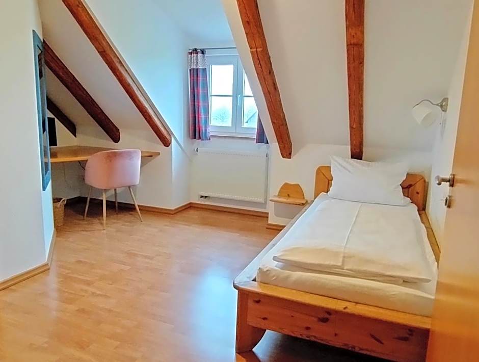 Photo 1 of 4 of Single Room