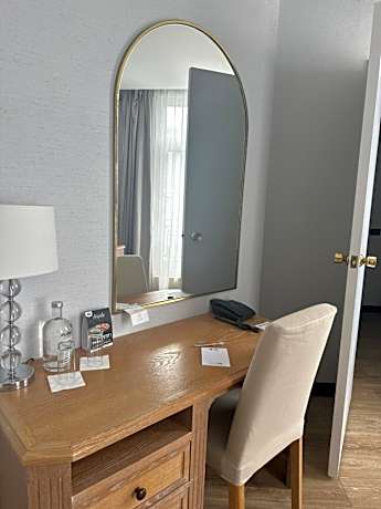 Junior King Suite with Sofa Bed - Non-Smoking