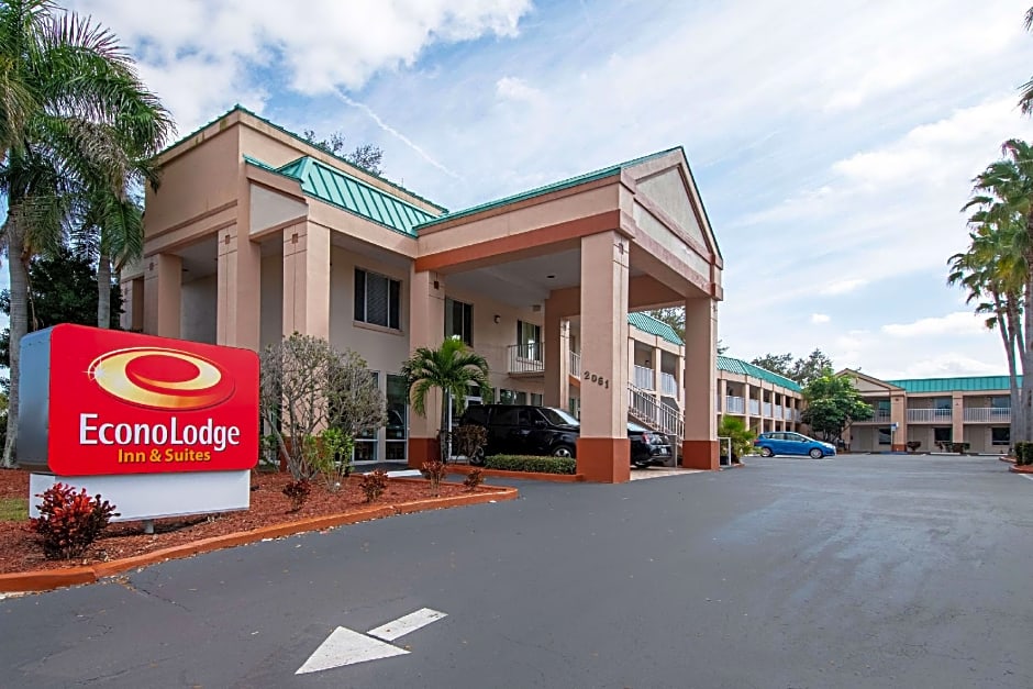 Econo Lodge Inn & Suites