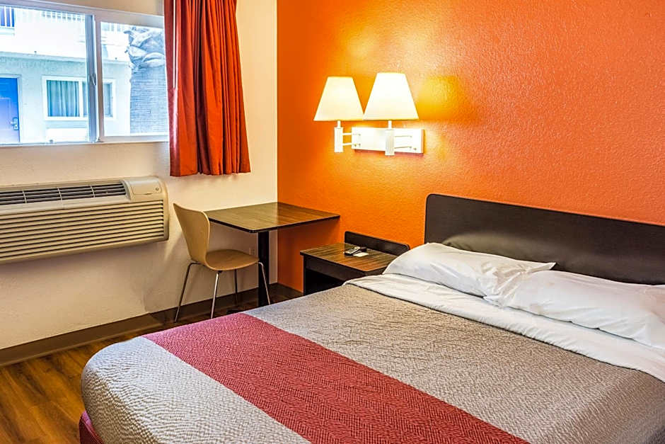 Motel 6-Bakersfield, CA - East