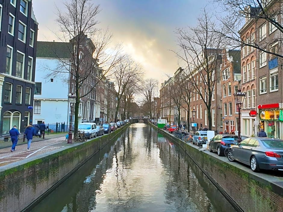 Amsterdam Houseboat – Amsterdam, NY
