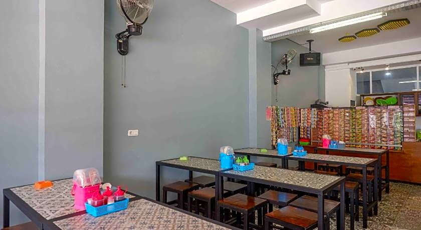 RedDoorz Plus near Patung Kuda Undip