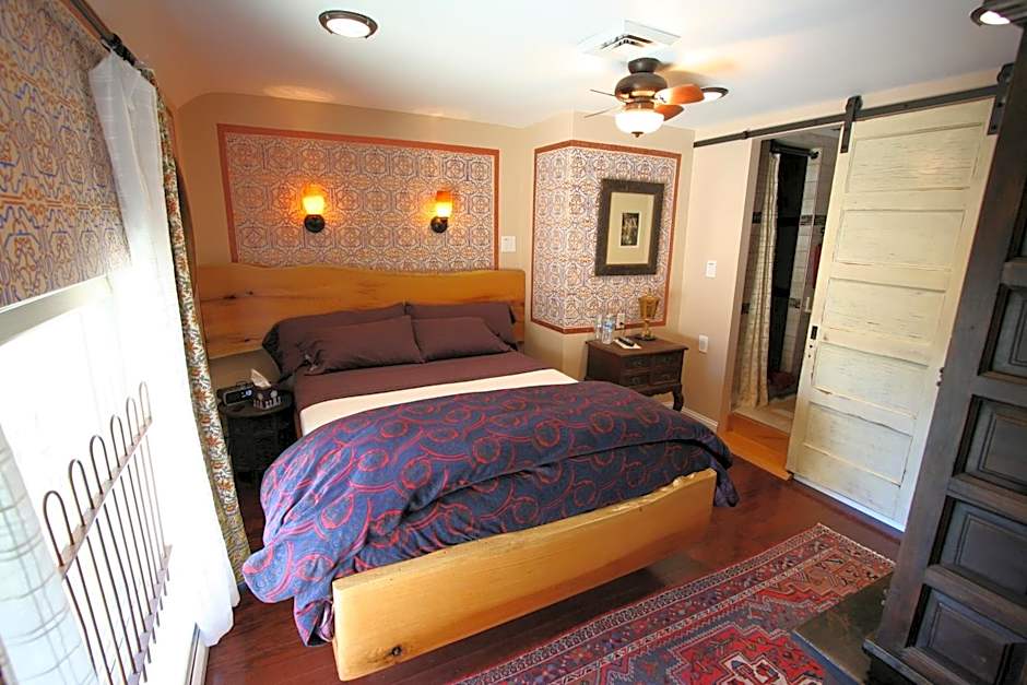 Photo 1 of 2 of 1 Queen Bed, Pool View