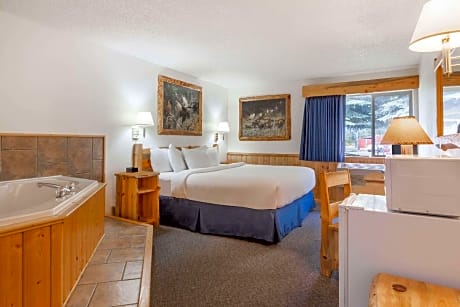 1 King Bed Suite Non-Smoking