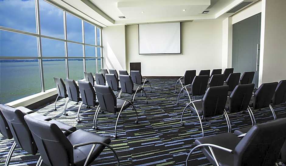 Wyndham Guayaquil, Puerto Santa Ana